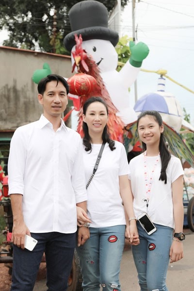 Hoa hậu Paris Vũ diện trang phục giản dị cùng chồng và con gái đi từ thiện.