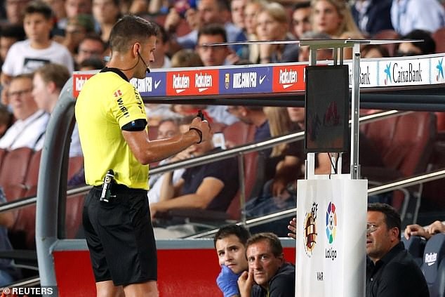 Messi ghi bàn, Barcelona vẫn đứt mạch toàn thắng tại La Liga - 6
Trọng tài Gil Manzano đã xem công nghệ VAR để xác định tấm thẻ đỏ của Lenglet