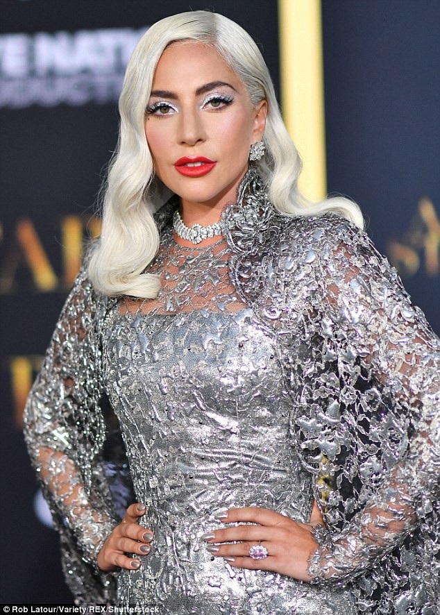 Lady Gaga tỏa sáng trong sự kiện - 1
Lady Gaga rạng rỡ dự ra mắt bộ phim A Star Is Born tại Los Angeles, California, Mỹ ngày 24/9 vừa qua