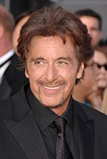 Sao phim "Bố già" ra phố cùng bạn gái kém 39 tuổi - 8
Pacino khởi nghiệp với vai diễn nhỏ trong phim Me, Natalie (1969) và nhận được lời khen cho vai diễn một người nghiện heroin trong The Panic in Needle Park (1971). Ông đã trở thành sao hạng A nhờ vai diễn Michael Corleone trong bộ phim Bố già (1972), với vai diễn này ông đã nhận được đề cử Oscar đầu tiên trong sự nghiệp, sau đó ông tiếp tục thành công với Bố già phần 2 (1974) và Bố già phần 3 (1990). Ông được coi là một trong những sao nam hàng đầu thế giới với vaidiễn kinh điển này