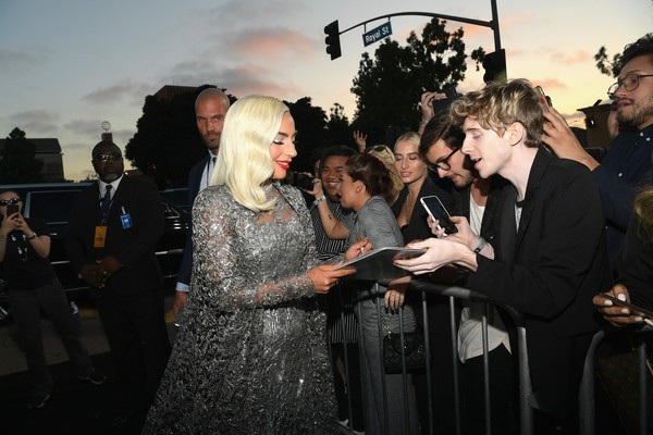 Lady Gaga tỏa sáng trong sự kiện - 7
Lady Gaga ký tặng cho fans trong buổi ra mắt phim