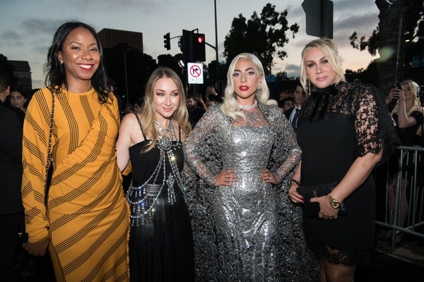 Lady Gaga tỏa sáng trong sự kiện - 9
Lady Gaga bên các đồng nghiệp của mình.