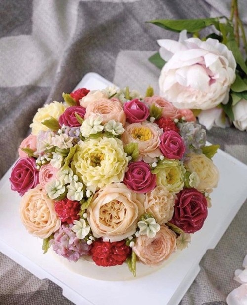 Sự thực cuộc sống của Hà Tăng sau 6 năm làm dâu nhà "trâm anh thế phiệt" - 14 Hay thành quả cầu kì khác là chiếc bánh kem bơ hoa giống y như hoa thật.