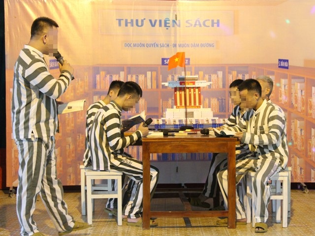 Kẻ giết người tìm lối về trong trang sách hướng thiện - 3 Các bài cảm nhận về sách của các phạm nhân được thể hiện qua hình thức hùng biện và sân khấu hóa để các thông điệp được truyền tải sống động hơn.