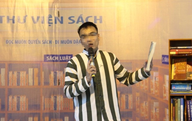 Kẻ giết người tìm lối về trong trang sách hướng thiện - 1 Phạm nhân Nguyễn Hữu Thương trình bày nội dung bài cảm nhận về sách của mình tại buổi tổng kết cuộc thi Cảm nhận về sách do Trại giam số 6 phối hợp với Thư viện tỉnh Nghệ An tổ chức.