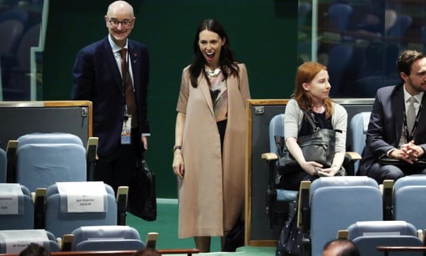 Con gái 3 tháng tuổi của Thủ tướng New Zealand dự họp Liên Hợp Quốc - 4 Bà Ardern thừa nhận rằng bà cảm thấy khó khăn khi phải “cáng đáng” cả 2 nhiệm vụ cùng một lúc, nhưng niềm vui mà bà cảm nhận được khi bé Neve xuất hiện đã “vượt xa mọi kỳ vọng trước đó”. Trong ảnh: Bà Ardern cười rạng rỡ khi nhìn thấy con gái.