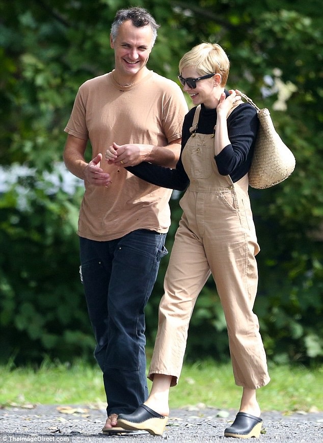 Sao phim Núi yên ngựa lộ diện bên chồng mới cưới - 1
Michelle Williams và chồng Phil Elverum đi mua sắm ở New York ngày 24/9 vừa qua