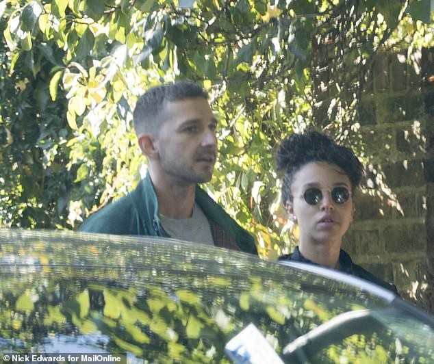 Sao phim Robot đại chiến hẹn hò với bạn gái cũ của Robert Pattinson - 4
Cặp đôi này gặp nhau khi đóng cùng trong bộ phim Honey Boy và giờ đang rất hạnh phúc bên nhau