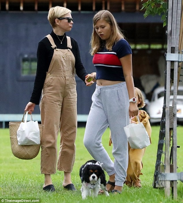 Sao phim Núi yên ngựa lộ diện bên chồng mới cưới - 4
Đi mua sắm cùng vợ chồng Michelle Williams là con riêng của 2 người, Matilda, 12 tuổi, Agathe, 3 tuổi