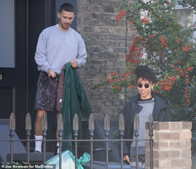 Sao phim Robot đại chiến hẹn hò với bạn gái cũ của Robert Pattinson - 5
Shia LaBeouf và FKA Twigs rời ngôi nhà trị giá 1,4 triệu bảng Anh của FKA Twigs và đi mua sắm