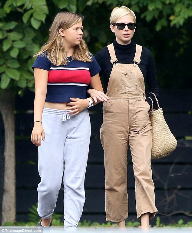 Sao phim Núi yên ngựa lộ diện bên chồng mới cưới - 5
Matilda là kết quả tình yêu giữa Michelle Williams và nam diễn viên quá cố Heath Ledger. Heath Ledger qua đời khi con gái mới 2 tuổi