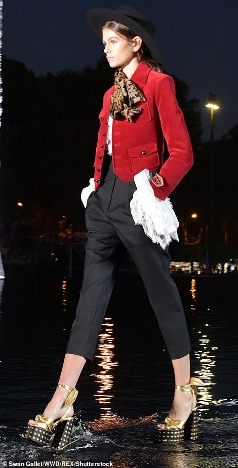 
Sàn catwalk phủ nước rất ấn tượng
