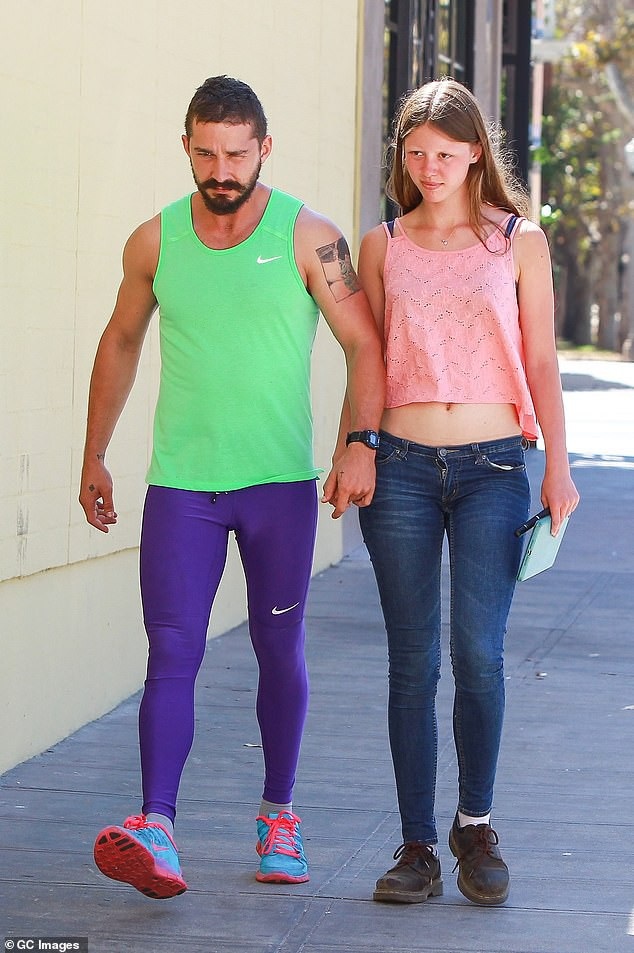 Sao phim Robot đại chiến hẹn hò với bạn gái cũ của Robert Pattinson - 6
Nam diễn viên phim Robot đại chiến chia tay bạn gái Mia Goth vài tháng trước