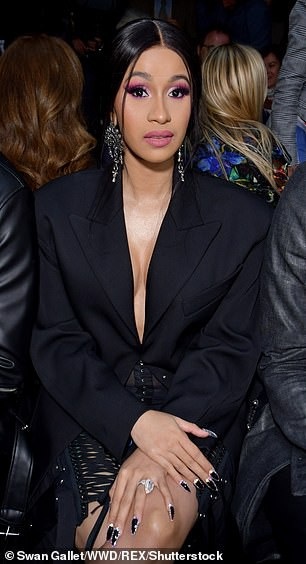 Cardi B nổi bật tại Pháp - 6
Cardi B mới đây đã có ca khúc thứ 3 đứng đầu bảng xếp hạng Billboards Hot 100 - ca khúc Girls Like You hát cùng Maroon 5