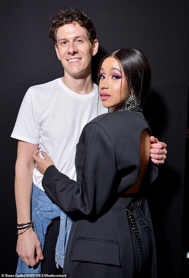 Cardi B nổi bật tại Pháp - 7
Cardi vừa gây sốc sau vụ đánh nhau với nữ đồng nghiệp Nicki Minaj nhưng cô tỏ ra bình thản sau scandal này.