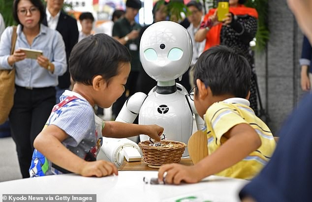 Những bồi bàn robot được nhiều trẻ em yêu thích