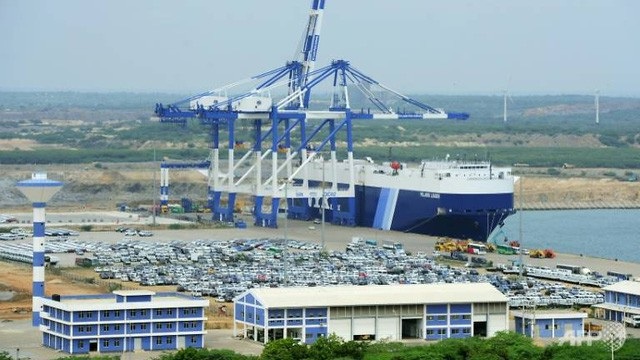 Lo ngại chiến lược đầu tư cảng nước ngoài “hai trong một” của Trung Quốc - 3 Sri Lanka đã cho Trung Quốc thuê cảng nước sau Hambantota trong 99 năm để trừ nợ do không có khả năng thanh toán tiền vay (Ảnh: AFP)