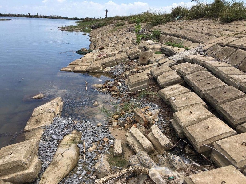 Quảng Bình:  Đê mới đầu tư xây dựng 5 năm đã xuống cấp nghiêm trọng! - Ảnh 1.