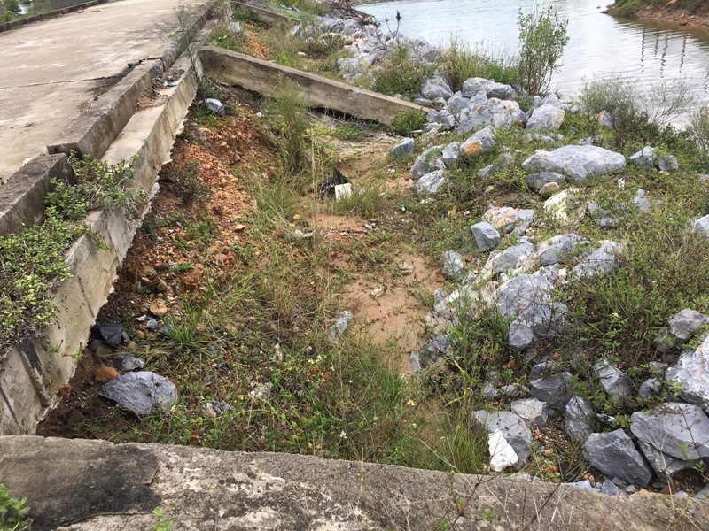 Quảng Bình:  Đê mới đầu tư xây dựng 5 năm đã xuống cấp nghiêm trọng! - Ảnh 5.