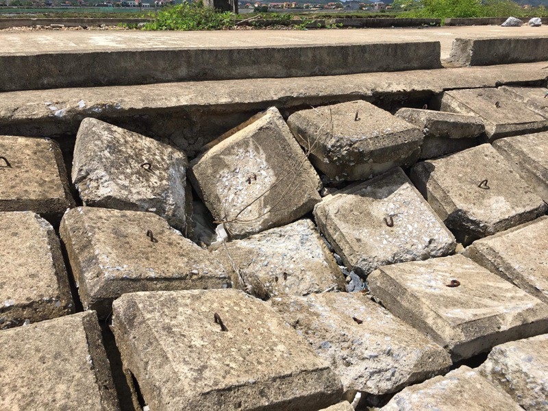 Quảng Bình:  Đê mới đầu tư xây dựng 5 năm đã xuống cấp nghiêm trọng! - Ảnh 8.