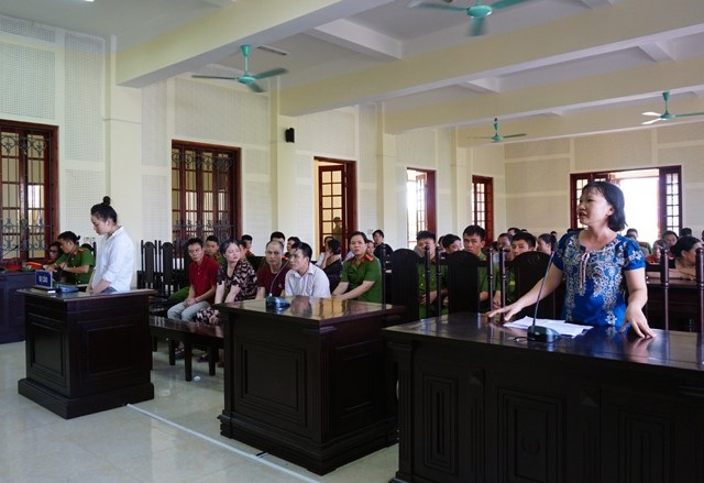 Bị tăng án phạt, thiếu phụ xinh đẹp mang tội giết người ngất xỉu ngay tại tòa - 1 Đại diện hợp pháp của người bị hại (áo xanh) đề nghị tăng mức hình phạt về tội Giết người và xem xét hành vi Cướp tài sản đối với Hồ Thị Huệ.