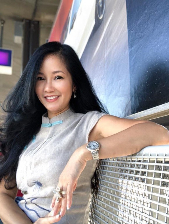 Hồng Nhung: “Âm nhạc và hai con giúp tôi vượt qua nỗi buồn ly hôn” - 4 Nữ ca sĩ cho rằng, những người phụ nữ luôn dành tất cả những điều tốt đẹp nhất trong cuộc sống cho con, nhưng cũng hãy biết yêu thương chính bản thân.