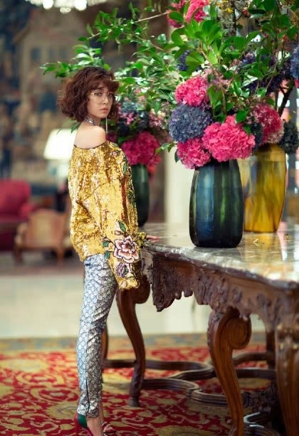 
Thái Y Lâm là một trong những cái tên quen thuộc của làng giải trí châu Á, đặc biệt là cộng đồng yêu nhạc Hoa. Cô bắt đầu bước chân vào làng giải trí sau khi giành ngôi vị quán quân tại cuộc thi tìm kiếm tài năng ca hát do MTV châu Á tổ chức vào năm 1998. Bên cạnh sự nghiệp ca hát, Thái Y Lâm còn là một biểu tượng thời trang với phong cách cá tính, sáng tạo. Cô hiện còn là bà chủ của một nhãn hiệu thời trang. 
