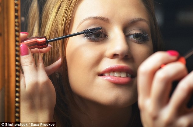 8 thói quen hàng ngày gây hại cho mắt - 2 Sau bốn tháng, mascara bắt đầu chứa vi khuẩn nguy hiểm.