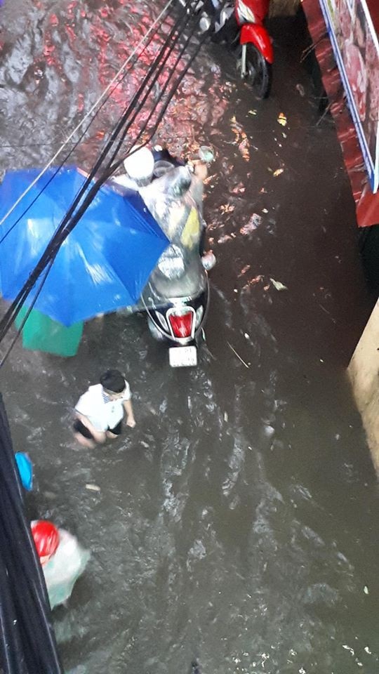Ngập nước, tắc đường khắp Hà Nội sau cơn mưa lớn cuối chiều - 15 Ngập nước, tắc đường khắp Hà Nội sau cơn mưa lớn cuối chiều - 15
