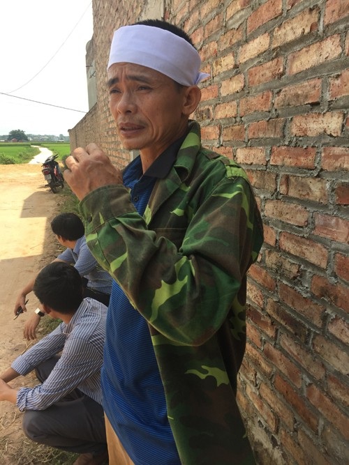 Hàng xóm kể giây phút nghi phạm truy sát khiến 3 người thiệt mạng, 4 người bị thương - 2
Ông Trần Văn Chung, 53 tuổi, hàng xóm cũng là người thân gia đình ông Bích kể lại phút giây hung thủ đâm 3 người chết, 4 người bị thương.