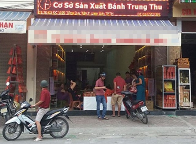 Đi mua bánh trung thu cùng con trai 5 tuổi, bố bị chém dã man - 1
Tiệm bánh trung thu nơi xảy ra vụ việc