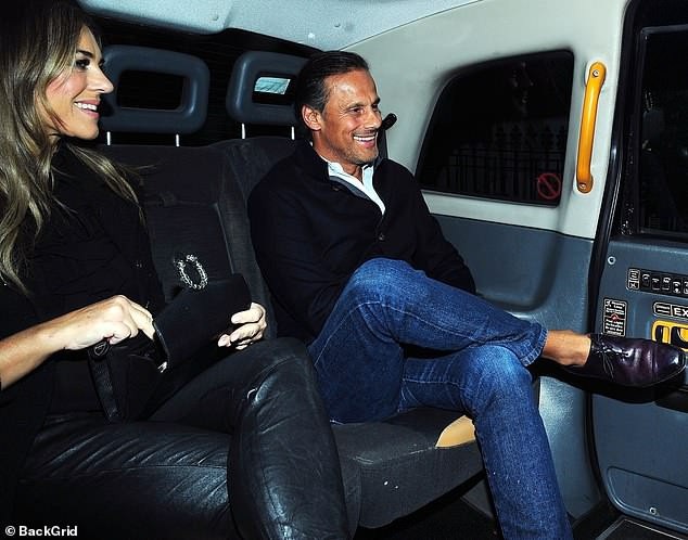 Elizabeth Hurley tái ngộ chồng cũ - 1
Elizabeth Hurley và chồng cũ - thương gia Arun Nayar vui vẻ khi rời một hộp đêm ở London mngày 26/9 vừa qua