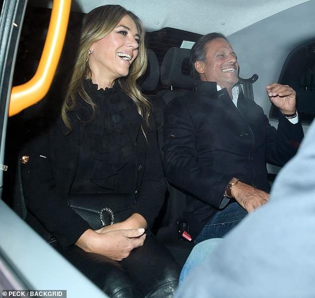 Elizabeth Hurley tái ngộ chồng cũ - 2
Cặp đôi nổi tiếng giày có này từng kết hôn vào năm 2007 và ly dị 4 năm sau đó