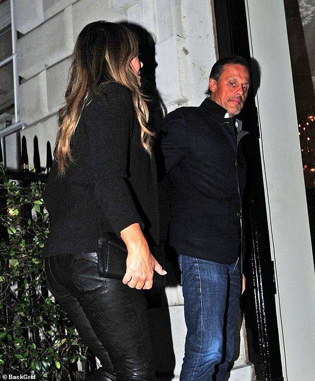 Elizabeth Hurley tái ngộ chồng cũ - 3
Sau khi chia tay người chồng bằng tuổi, Elizabeth Hurley từng tiết lộ cô và chồng cũ Arun Nayar vẫn là bạn bè thân thiết