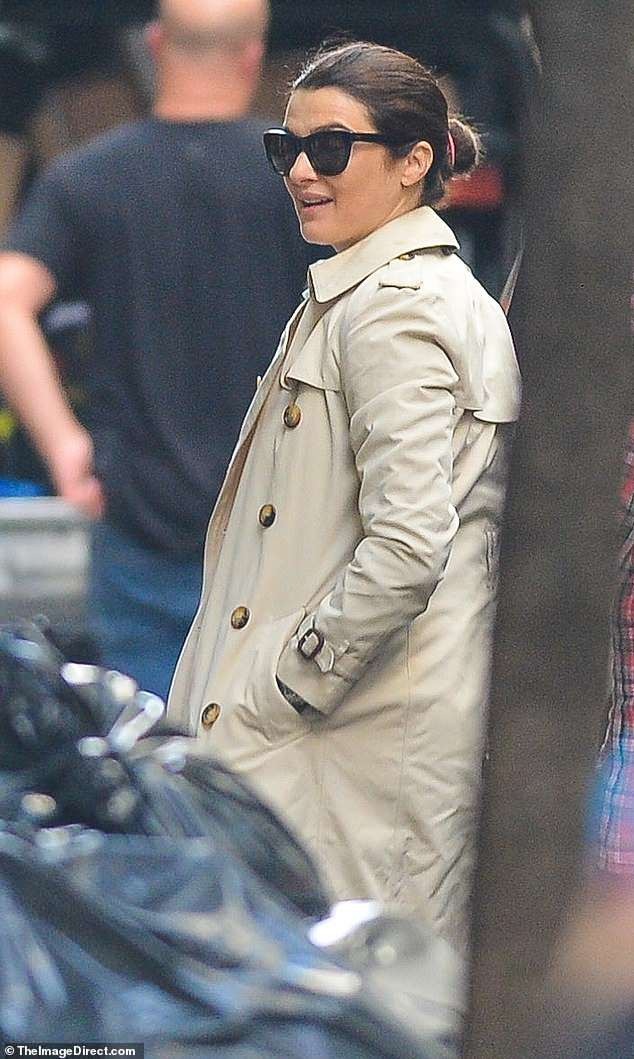 
Rachel Weisz nhanh chóng lấy lại dáng thon sau khi sinh nở
