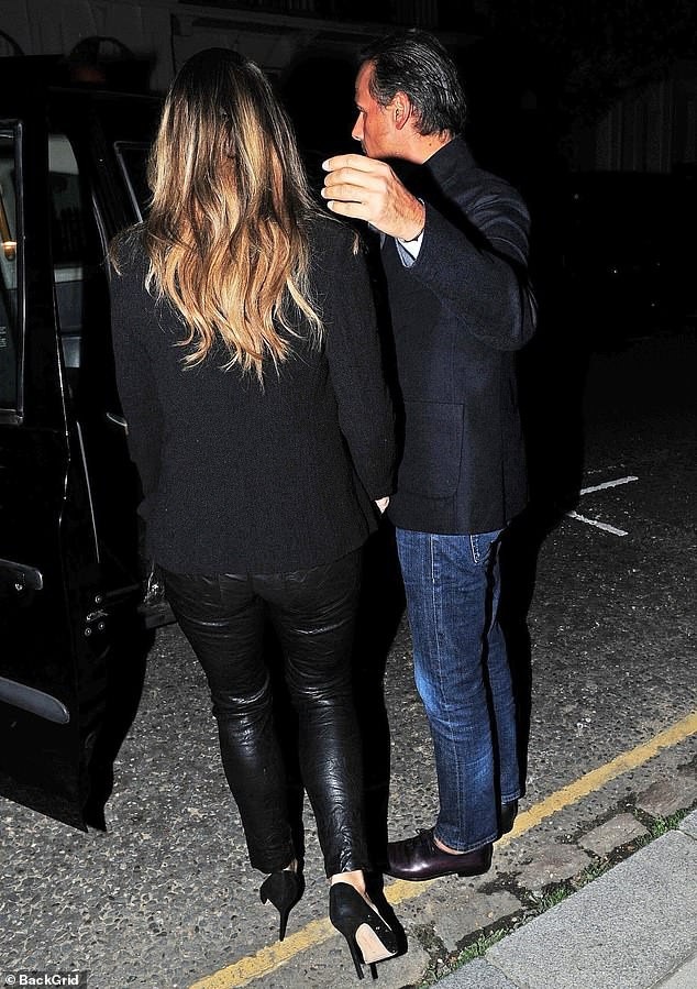 Elizabeth Hurley tái ngộ chồng cũ - 4
Hình ảnh mới của nữ diễn viên 53 tuổi cho thấy cô và chồng cũ vẫn giữ quan hệ bạn bè thân tình