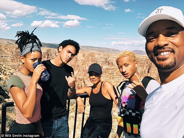 Tài tử Will Smith mừng tuổi 50 bằng cú nhảy “đau tim” - 1 Cùng chứng kiến cú nhảy này của Will Smith là vợ của anh - nữ diễn viên Jada Pinkett Smith (mũ đen) và ba người con (từ trái sang phải) - Willow, Trey và Jaden.