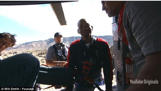 Tài tử Will Smith mừng tuổi 50 bằng cú nhảy “đau tim” - 2 Cú nhảy đã được nam tài tử chia sẻ trực tiếp trên mạng xã hội.