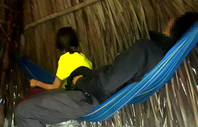 Hiệp sĩ giải cứu bé gái 14 tuổi bị lừa vào quán cà phê “nhạy cảm” - 2 Thiếu nữ khi bị bán vào quán cà phê nhạy cảm bị ép tiếp khách.