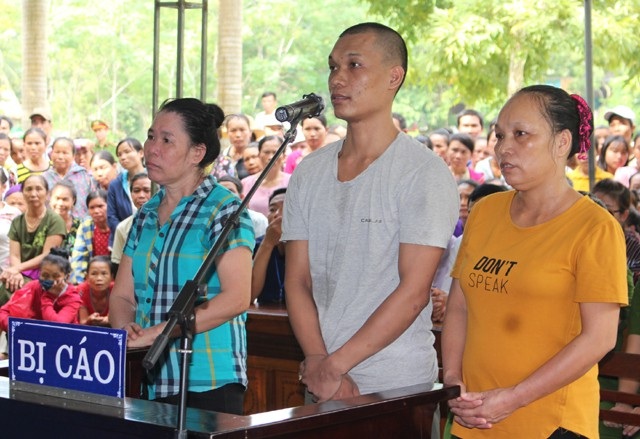 Mẹ chồng bán con dâu sang Trung Quốc - 1 Từ phải qua trái: Vi Thị Tuyết, Vi Văn Tưởng và Vi Thị Quế tại phiên tòa.