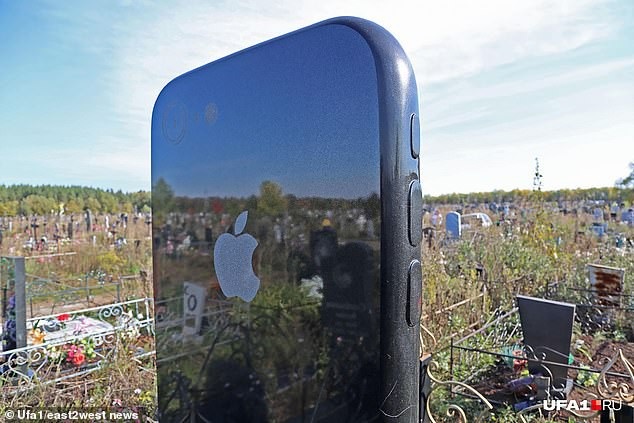 Cô gái yêu cầu dựng bia đá hình... iPhone 6 trên mộ của mình sau khi qua đời - 3 Các chi tiết trên tấm bia được khắc họa chính xác như trên chiếc iPhone 6