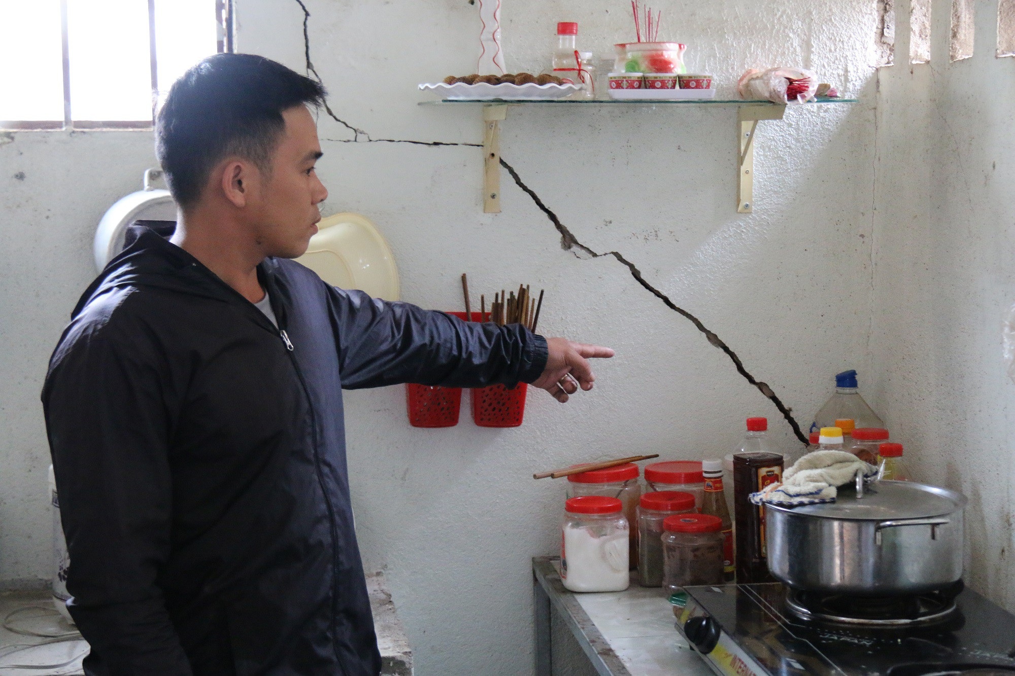 Thủy điện của vợ phó giám đốc Sở nổ mìn làm hỏng nhà dân: Chây ỳ đền bù? - Ảnh 2. Thủy điện của vợ phó giám đốc Sở nổ mìn làm hỏng nhà dân: Chây ỳ đền bù? - Ảnh 2.