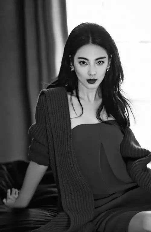 
Nữ diễn viên Trương Vũ Kỳ đã phải trình diện tại sở cảnh sát sau khi dùng dao tấn công chồng tại nhà riêng, ngày 24/9.
