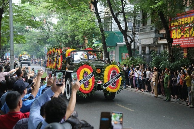 Người dân Hà Nội tiễn biệt Chủ tịch nước Trần Đại Quang - 14 Người dân Hà Nội tiễn biệt Chủ tịch nước Trần Đại Quang - 14