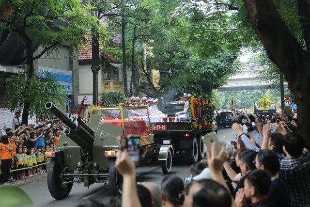 Người dân Hà Nội tiễn biệt Chủ tịch nước Trần Đại Quang - 15 Linh cữu Chủ tịch nước được đưa về qua nhà riêng nằm trên đường Ngụy Như Kon Tum. Đây là chuyến thăm nhà lần cuối cùng của ông, trước khi trở về nằm lại mãi mãi với quê hương Ninh Bình. Người dân tập trung rất đông gần nhà riêng Chủ tịch nước, chờ tiễn biệt ông lần cuối. (Ảnh: Toàn Vũ)
