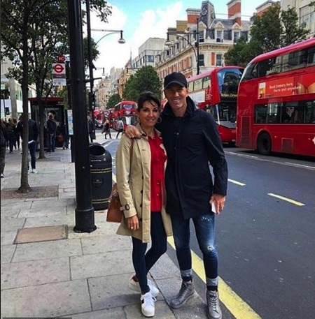 Cổ động viên MU “dậy sóng” vì… HLV Zidane đưa bà xã đi chơi tại London - 1 Zidane vui vẻ khoe ảnh đi chơi cùng bà xã