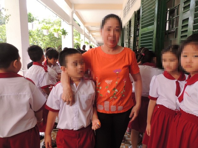 Họp phụ huynh… vòng vo vì tiền - 1 Phụ huynh gánh rất nhiều áp lực về các khoản tiền quy định và tự nguyện khi con đi học. (Ảnh minh họa)