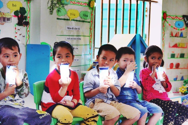 Lãnh đạo Sở GD&ĐT Hà Nội: Trường học không được “tự quyết” chọn sữa học đường - 2
Hiện nay, trẻ em thành phố có tỉ lệ béo phì tăng cao nhưng vẫn thiếu chất. (Ảnh minh họa)