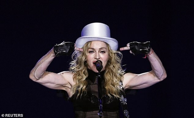 Đã qua rồi thời kỳ phụ nữ đẹp theo kiểu “chân yếu tay mềm” - 6 Nữ ca sĩ Madonna biểu diễn trên sân khấu.