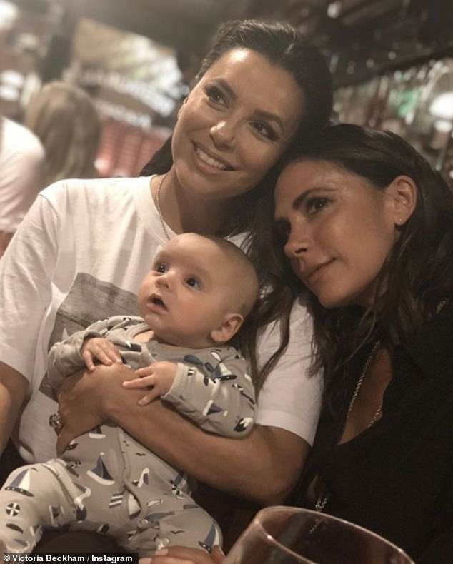 Eva Longoria sành điệu đưa con tới Pháp - 2
Victoria Beckham cũng tranh thủ gặp bé Santiago lần đầu. Đôi bạn Vic - Eva thân thiết đã nhiều năm